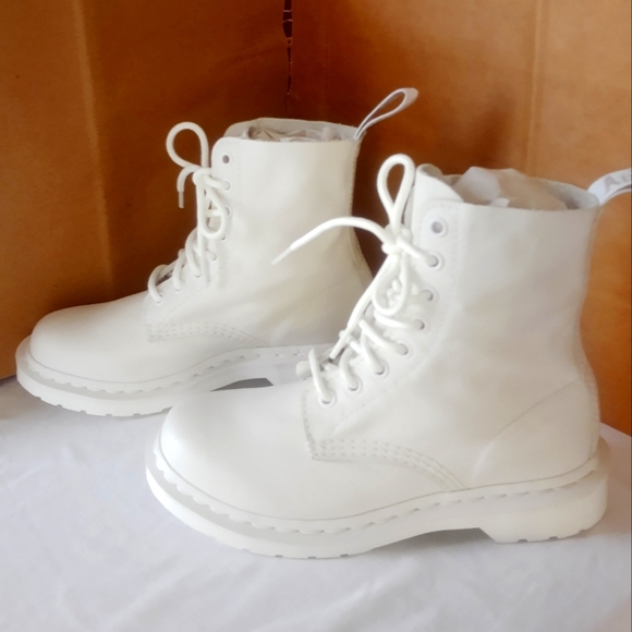 NWOT Dr. Martens 1460 Pascal Mono Leather Lace Up Boots - Picture 9 of 13